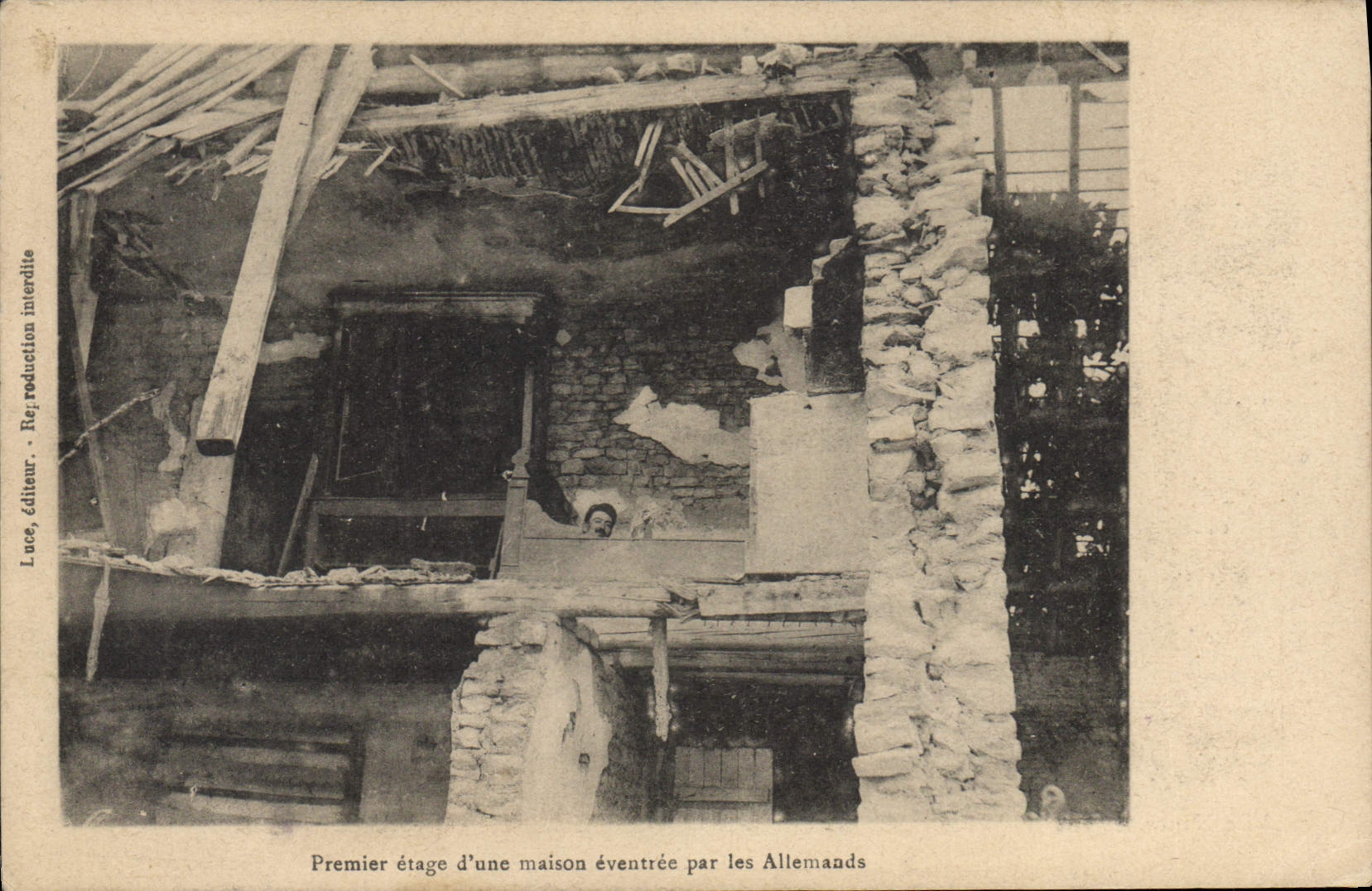 Premier étage d'une maison éventrée par les Allemands — Luce, éditeur