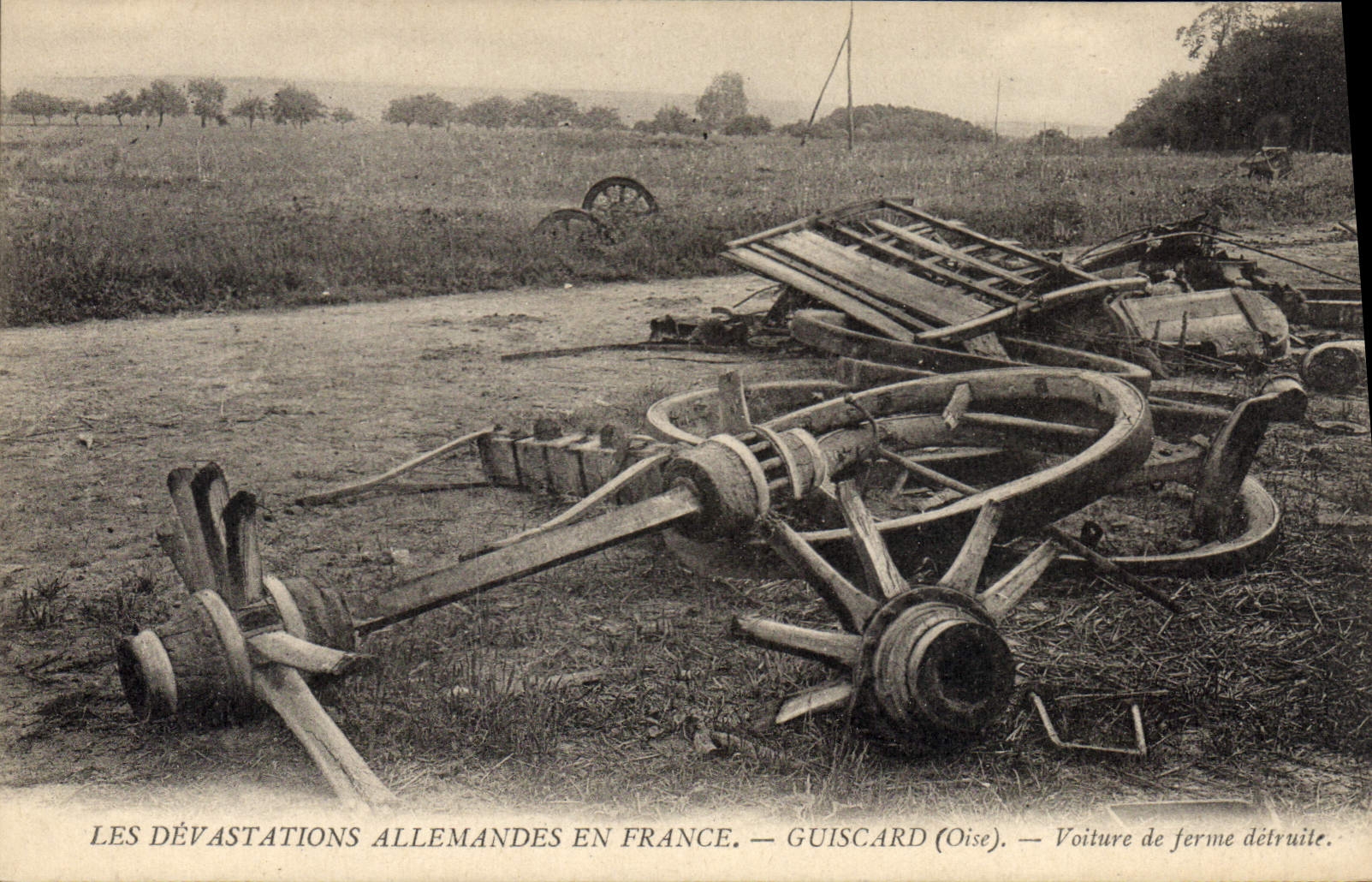 Les DÉVASTATIONS ALLEMANDES EN FRANCE — GUISCARD (Oise) — Voiture de ferme détruite
