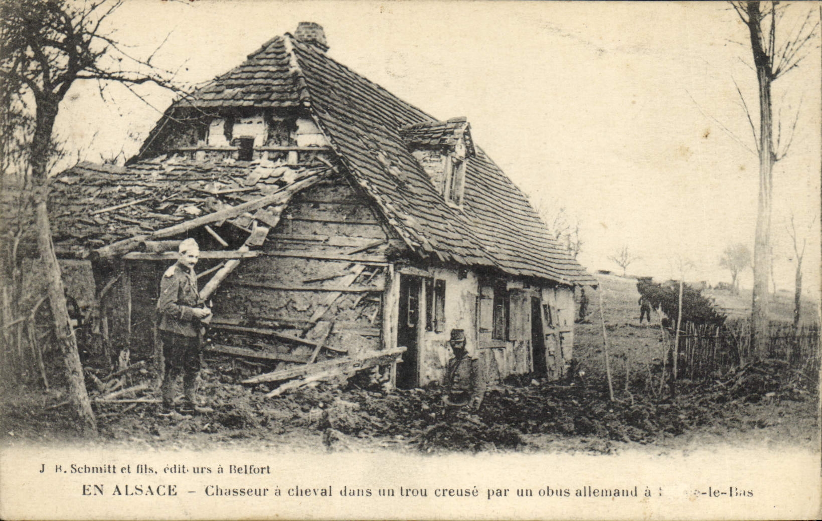 En Alsace – Chasseur à cheval dans un trou creusé par un obus allemand à Belfort-le-Bas — J. B. Schmitt et fils, édit. à Belfort