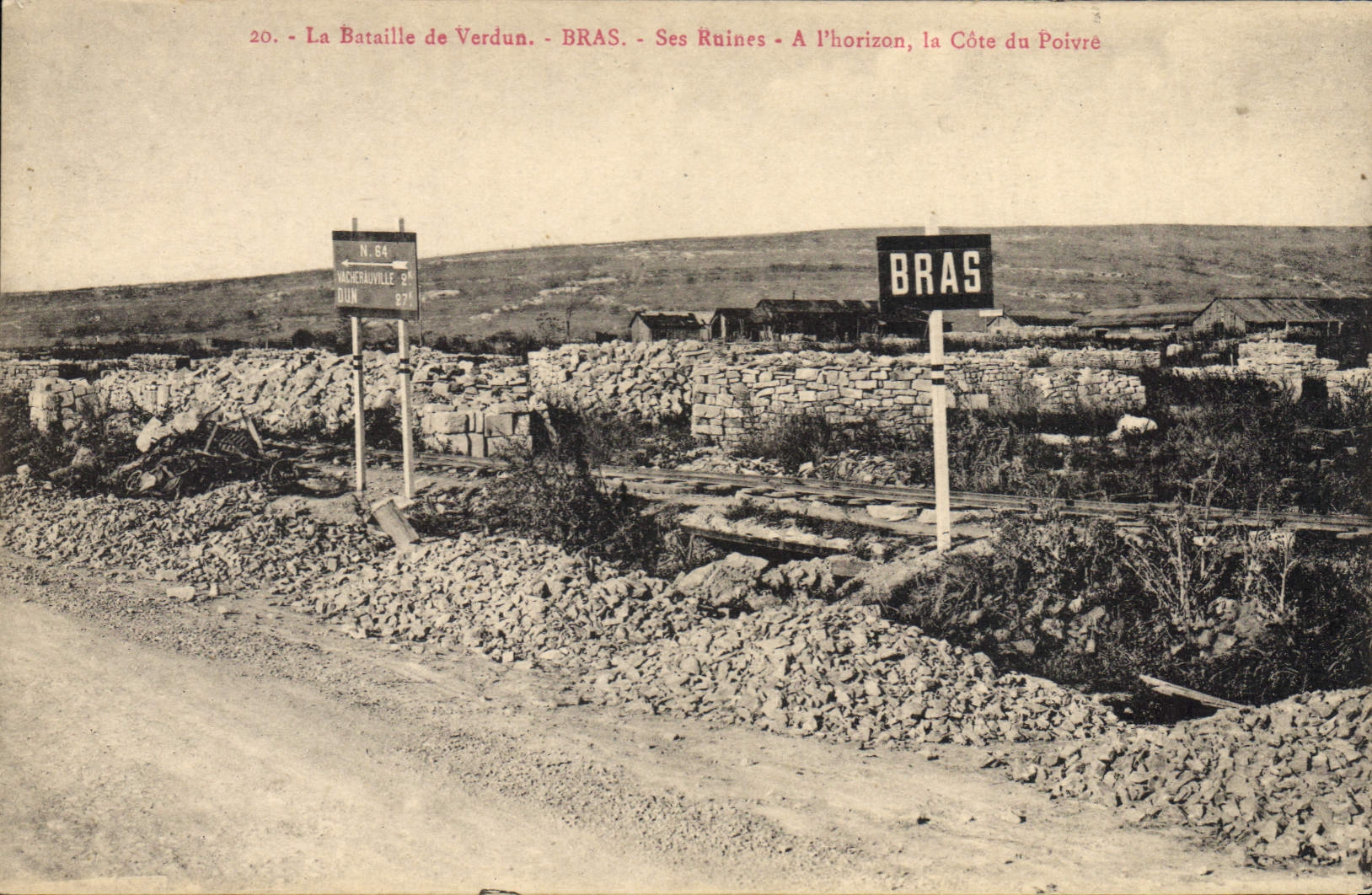 Ruines de Bras — La Bataille de Verdun — A l'horizon, la Côte du Poivre