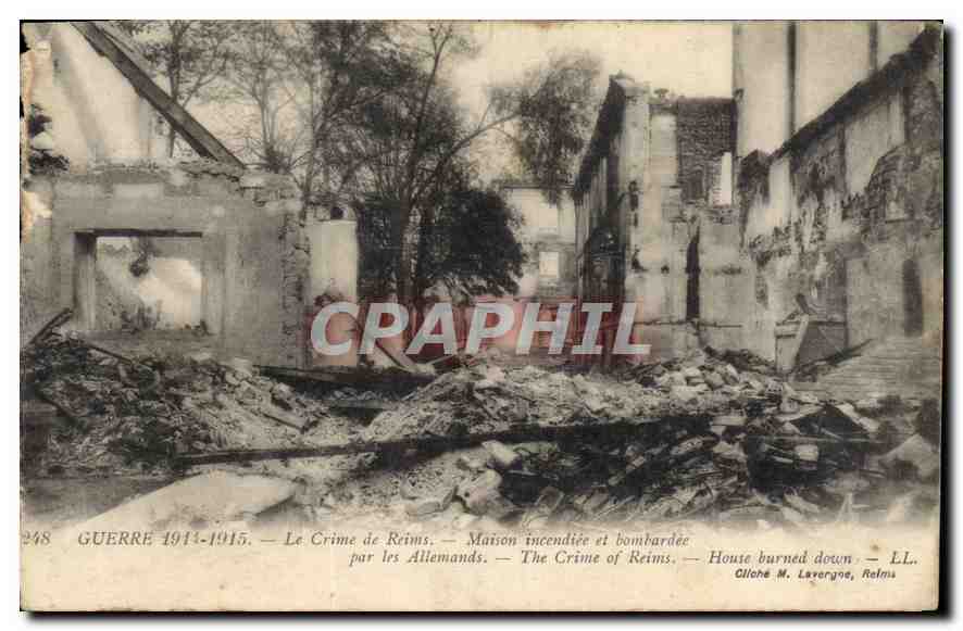 CPA Militaria Le crime de Reims Maison incendiee et bombardee par les Allemands