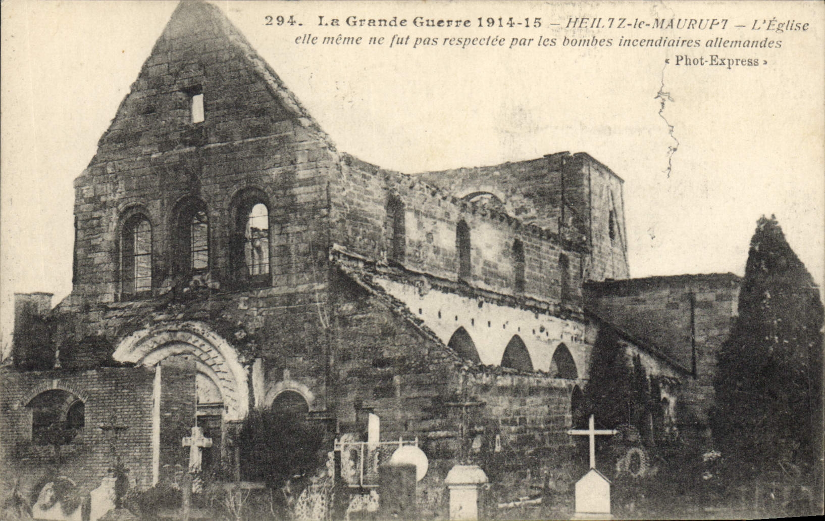 Heiltz-le-Maurupt — L'Église détruite par les bombes incendiaires allemandes — Phot-Express n°294