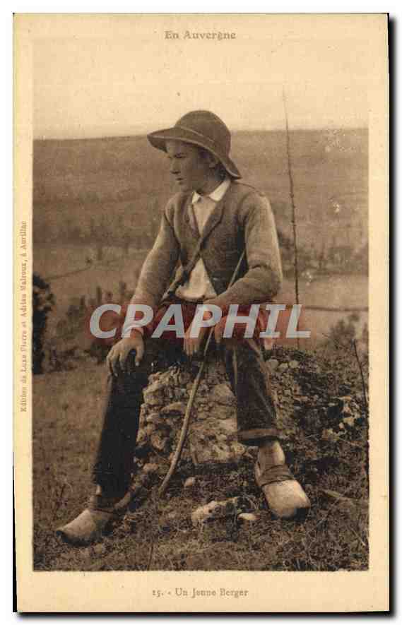 CPA Folklore Auvergne Un jeune berger