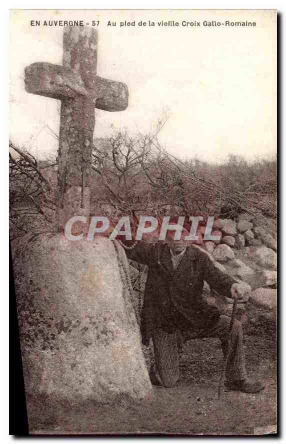 CPA Folklore Auvergne Au pied de la vieille croix gallo romaine