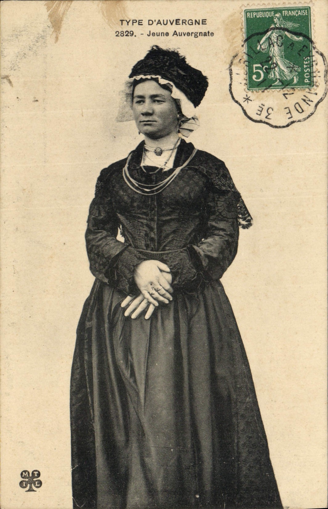 CPA Folklore Auvergne Jeune Auvergnate