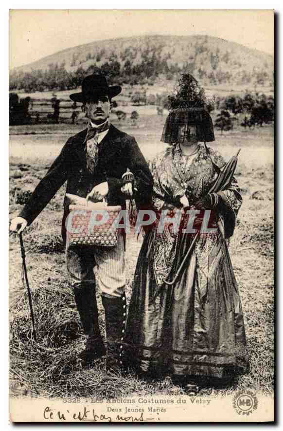 CPA Folklore Les anciens costumes du Velay Deux jeunes maries Mariage