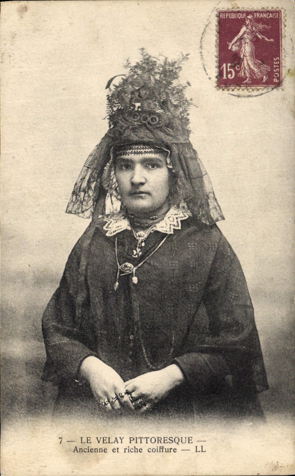 CPA Folklore Le Velay Ancienne et riche coiffure 