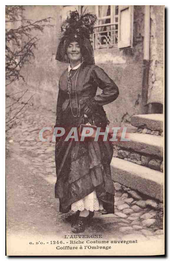 CPA Folklore Auvergne Riche costume auvergnat Coiffure a l'ombrage