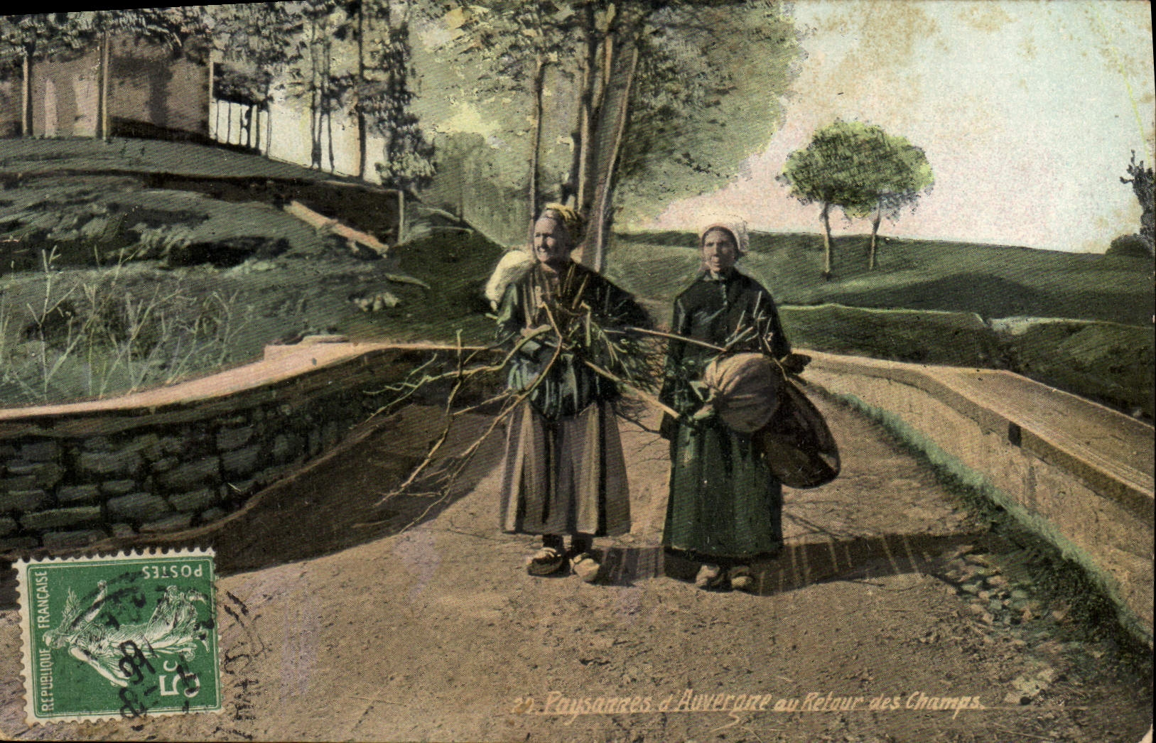 CPA Folklore Paysannes d'Auvergne au retour des champs