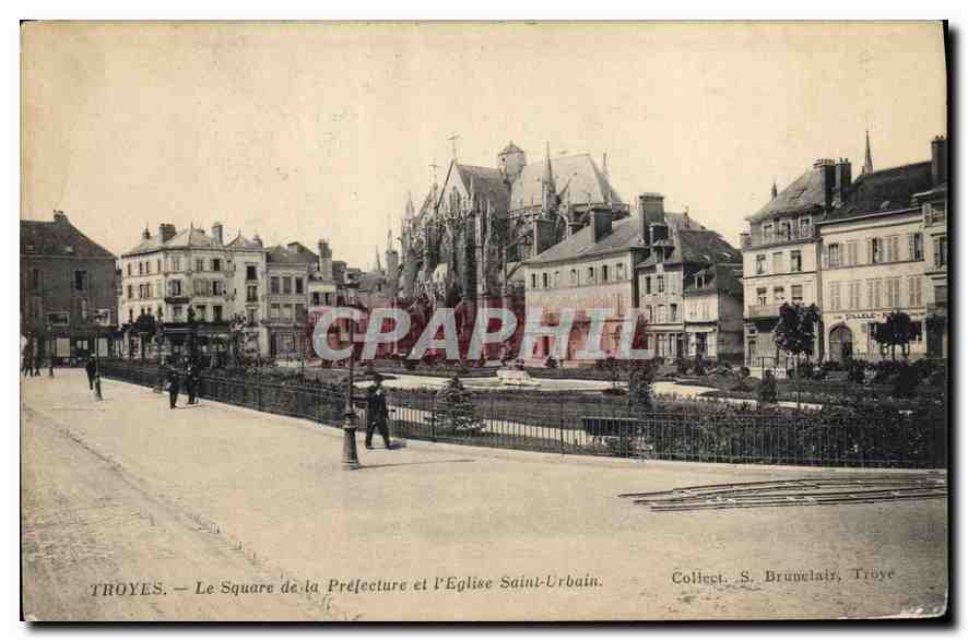 CPA Prefecture Troyes Square de la Prefecture et l'Eglise Saint Urbain