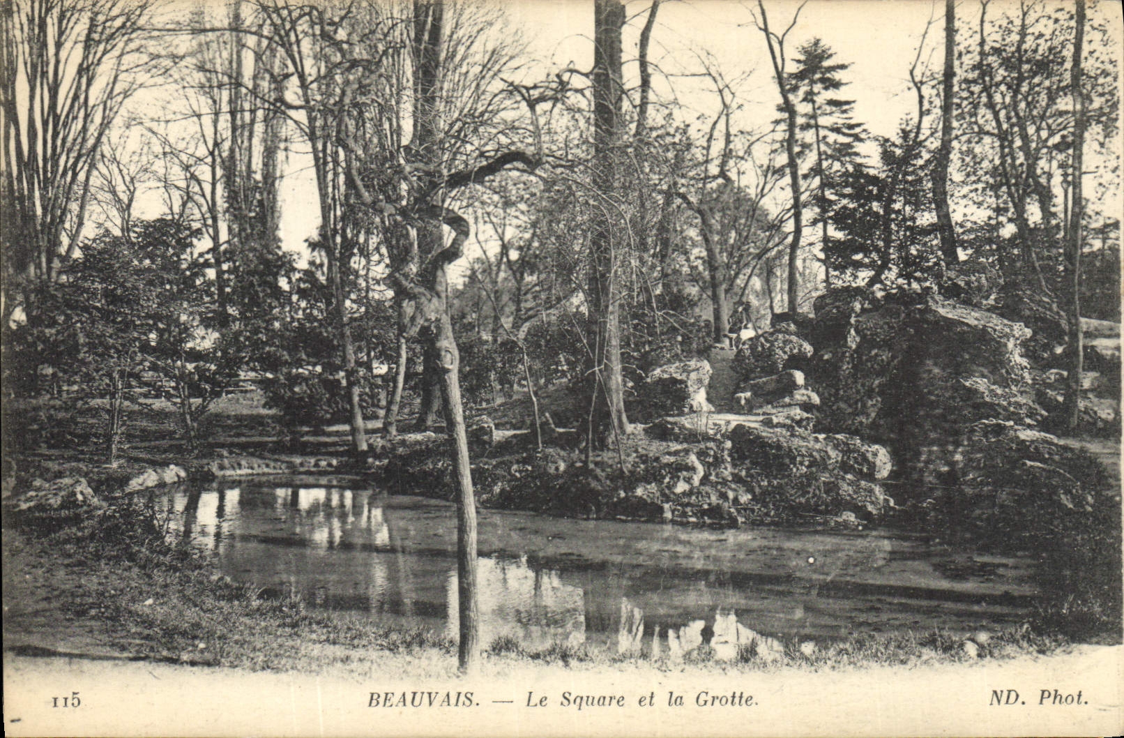 CPA Beauvais Le square et la Grotte Grottes 