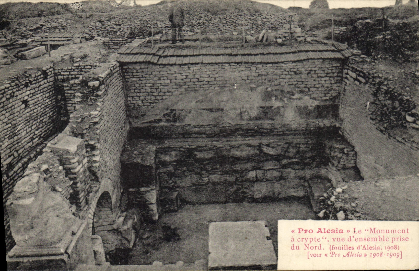 Alesia — Vue du monument à crypte, fouilles 1908-1909 — Pro Alesia