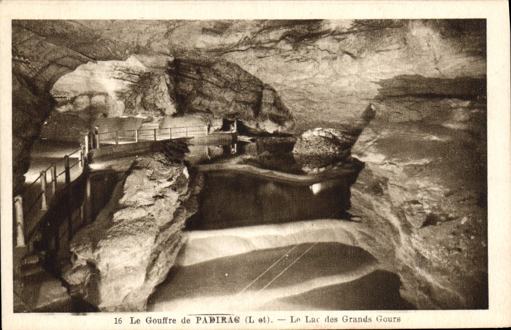 CPA Grotte Grottes Le gouffre de Padirac Le lac des Grands Cours 