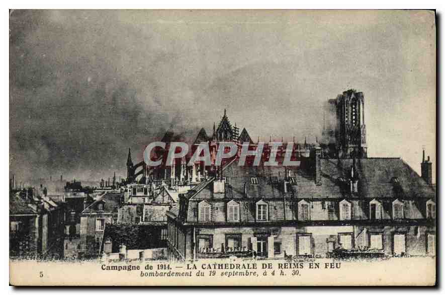 CPA Militaria La Cathedrale de Reims en Feu 