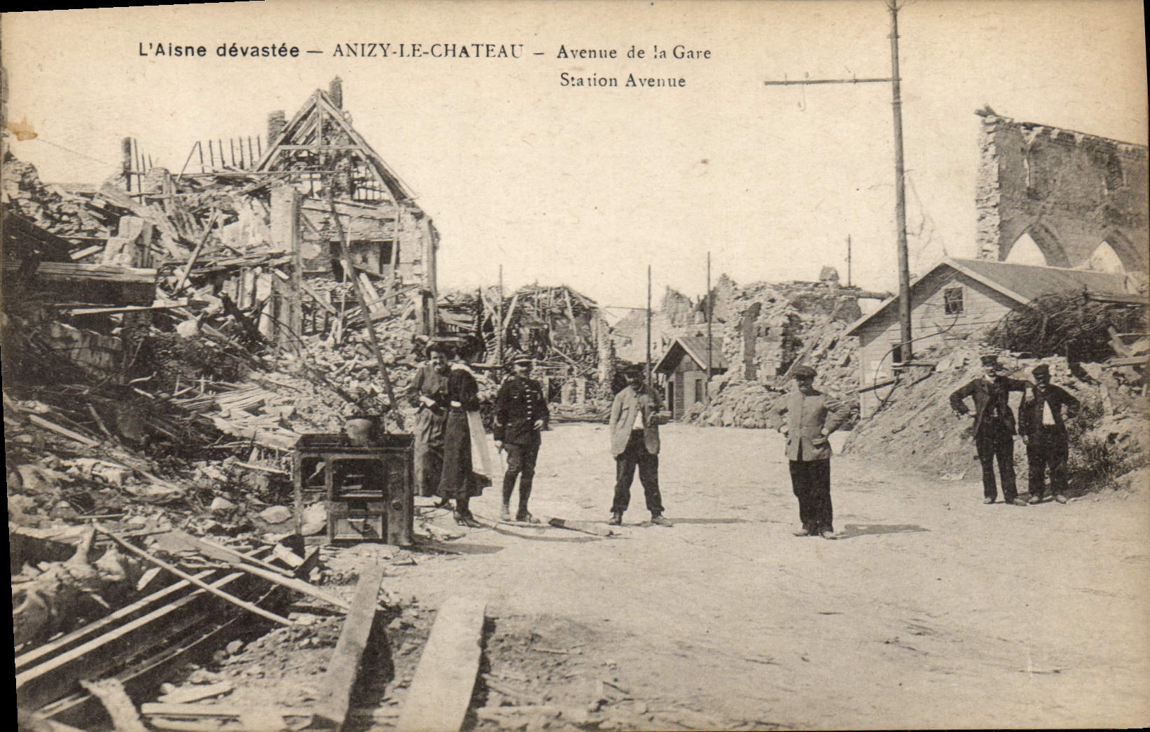Anizy-le-Château — Avenue de la Gare dévastée — Éditeur H. Neugarcia et H. Lentrat, Soissons