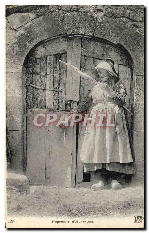 CPA Folklore Paysanne d'Auvergne 