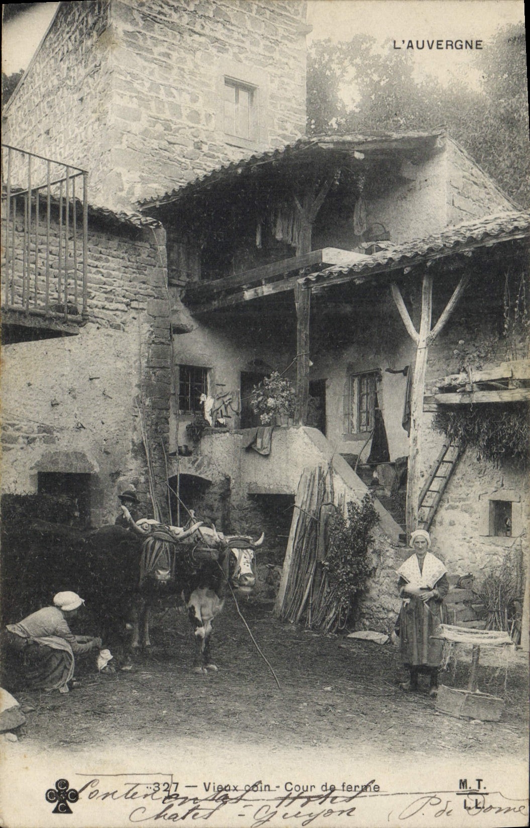 Châtel-Guyon — Cour de ferme — Vieil coin — L'Auvergne — M. T. de Borne