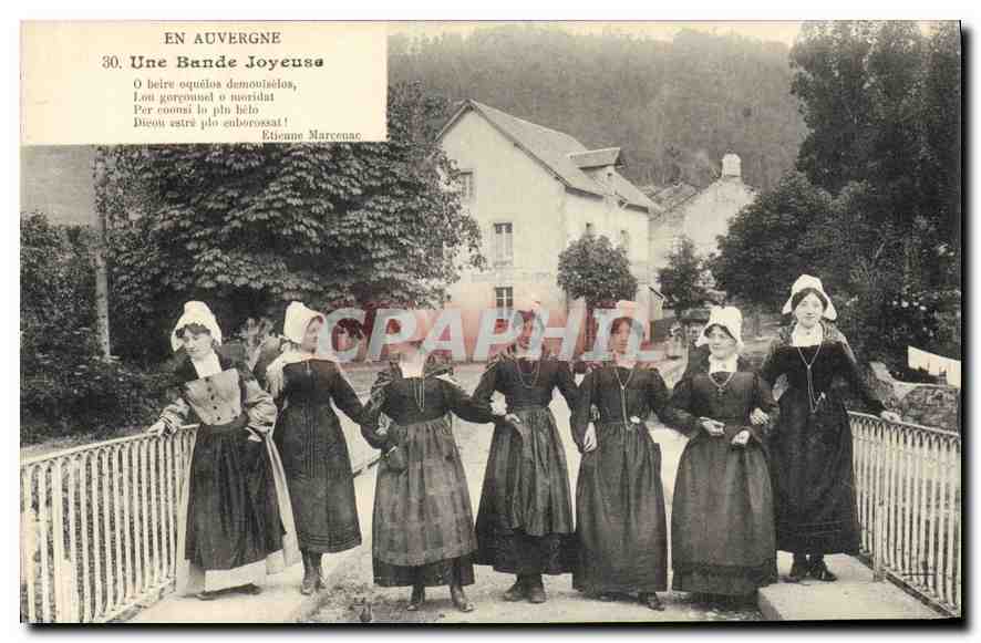 CPA Folklore En Auvergne une bande joyeuse 