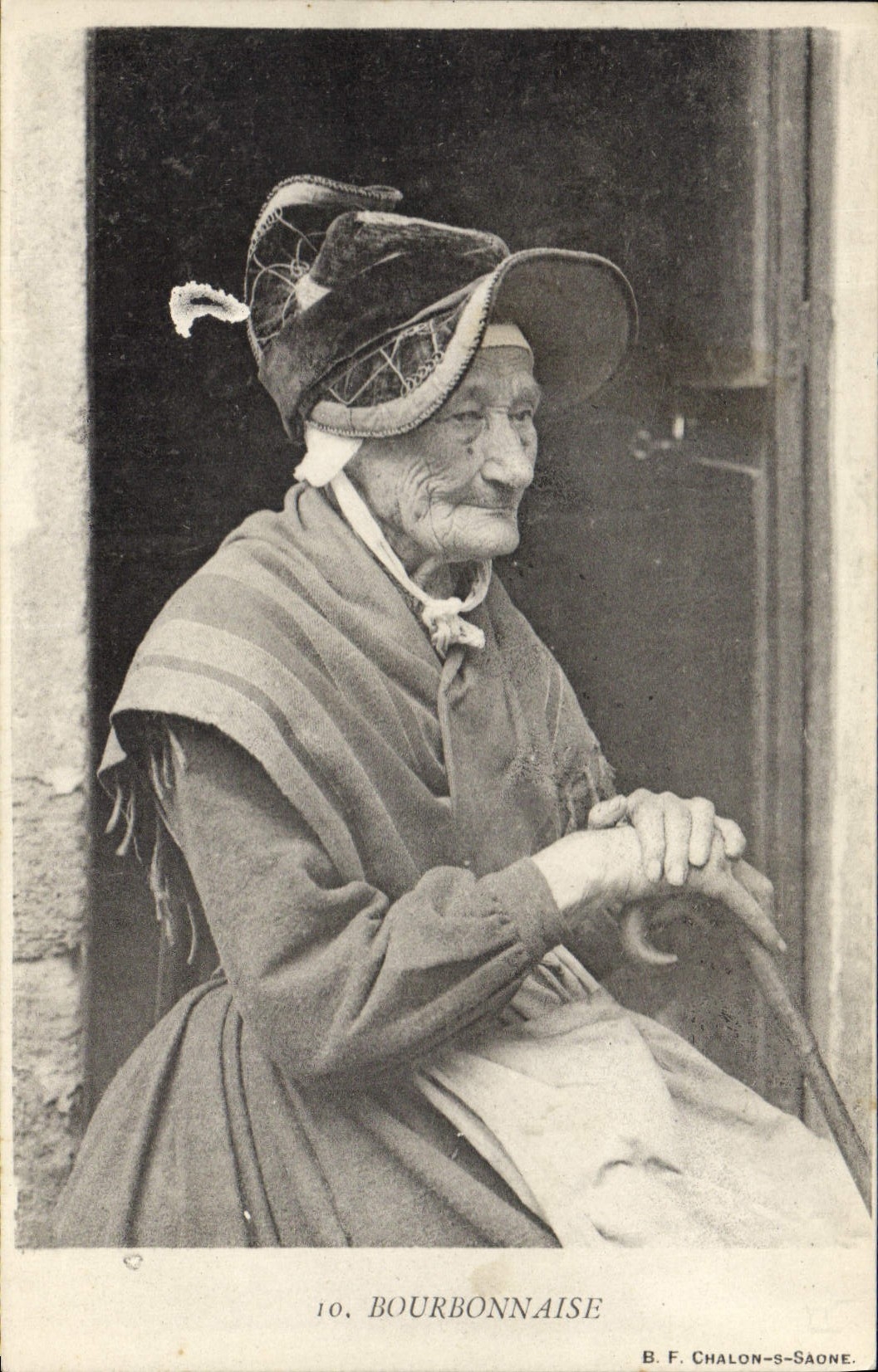 Bourbonnaise — femme âgée en chapeau et écharpe — B. F. Chalon-saône, n°10