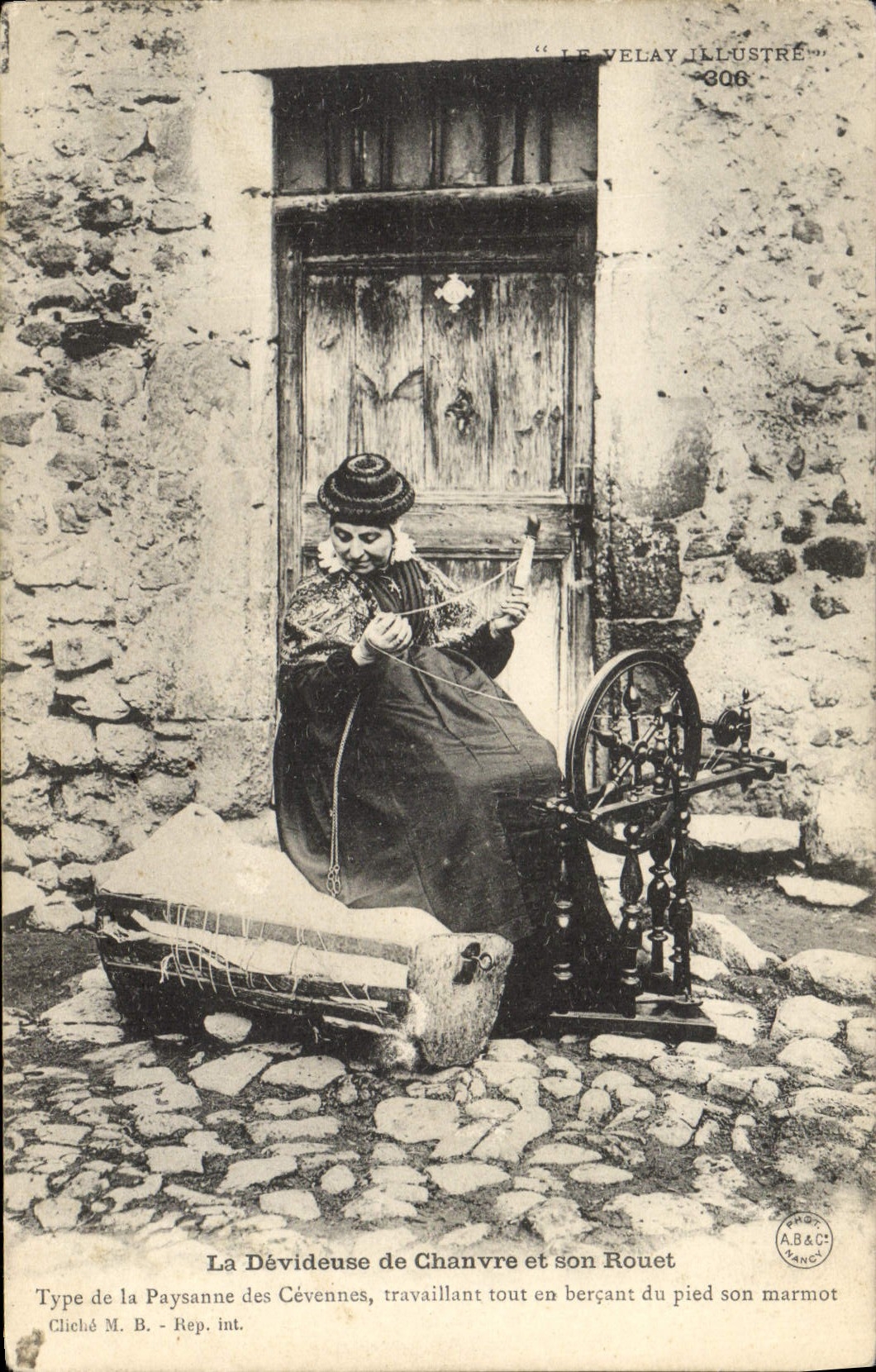 CPA Folklore La devideuse de Chanvre et son Rouet 