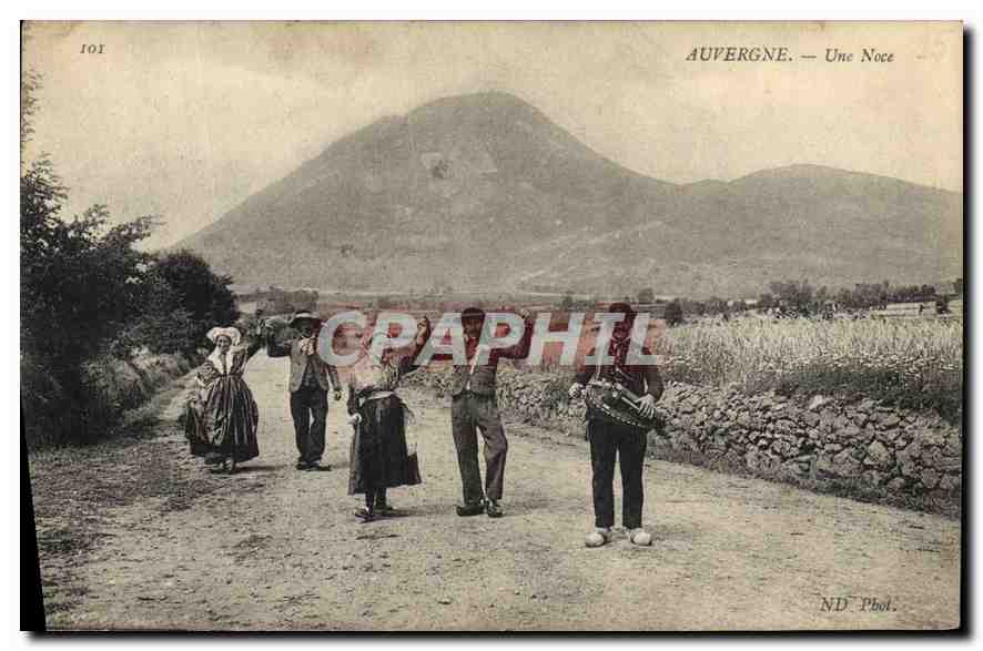 CPA Folklore Auvergne une Noce 
