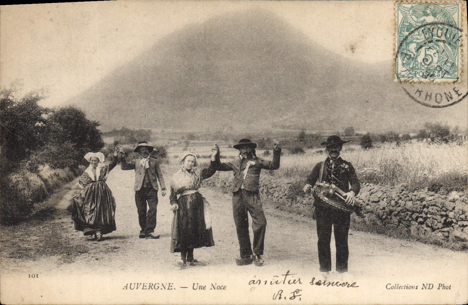 CPA Folklore Auvergne une Noce 