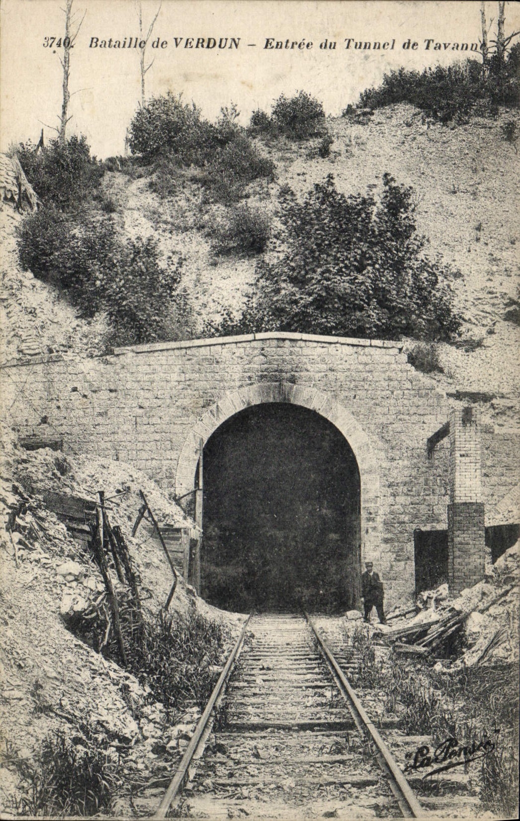 CPA Militaria Bataille de Verdun Entree du Tunnel de Tavanne 