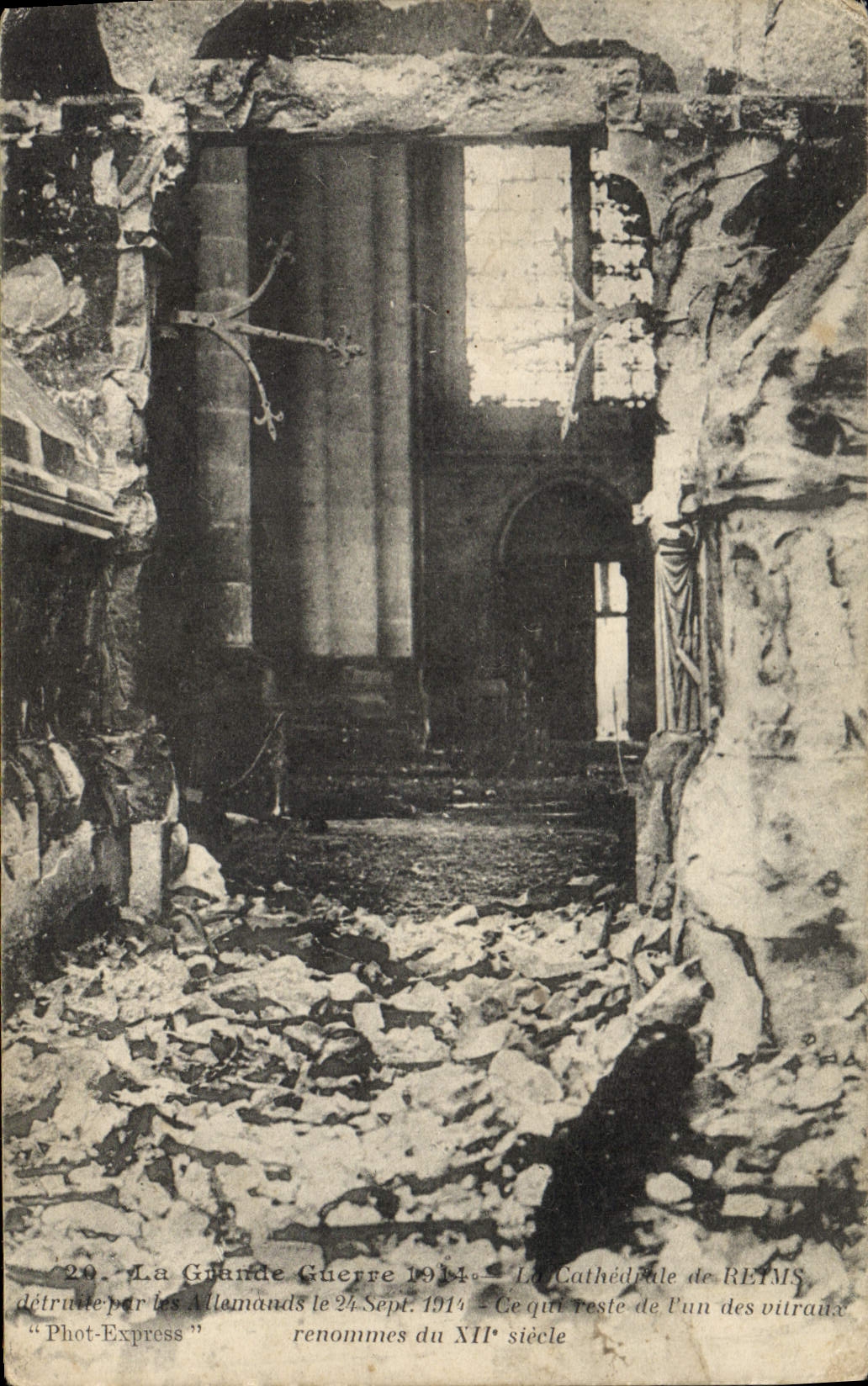 CPA Militaria La Grande Guerre 1914 La Cathedrale de Reims detruite par les Allemands 
