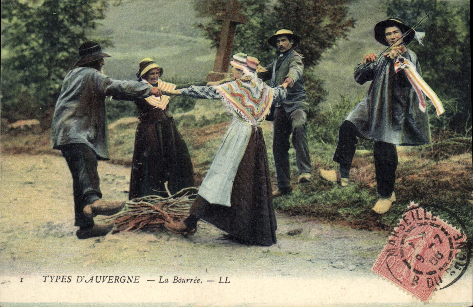 CPA Folklore Types d'Auvergne la Bourree 