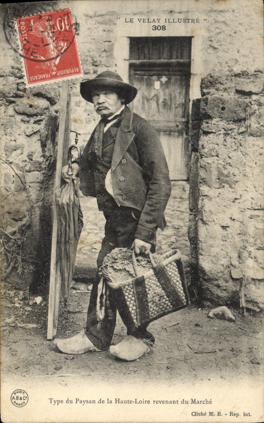 CPA Folklore Le velay Illustre type du Paysan de la Haute Loire revenant du Marche 