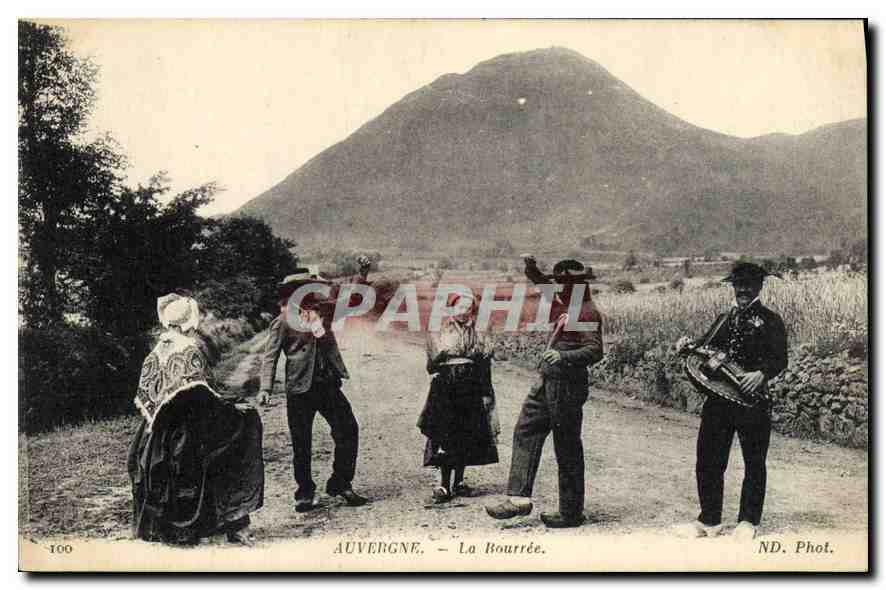CPA Folklore Auvergne La Bourree 