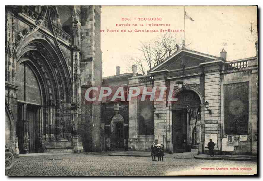 CPA Toulouse Entrer de la Prefecture et Porte de la Cathedrale St Etienne 