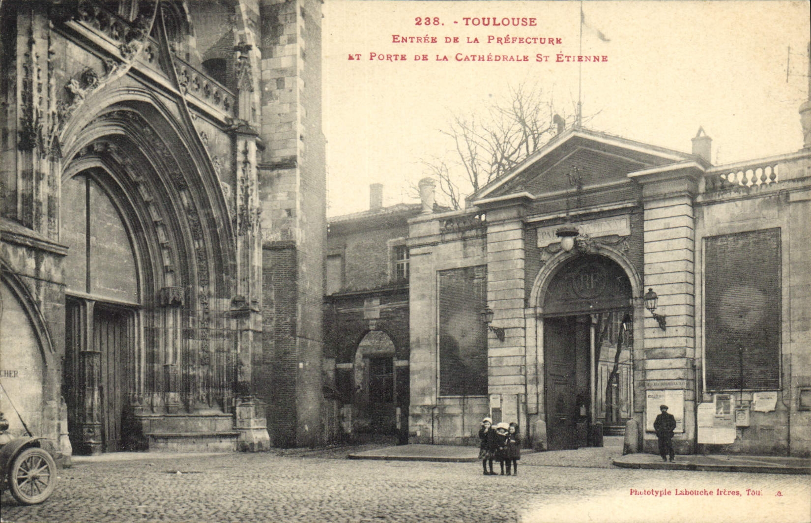 CPA Toulouse Entrer de la Prefecture et Porte de la Cathedrale St Etienne 