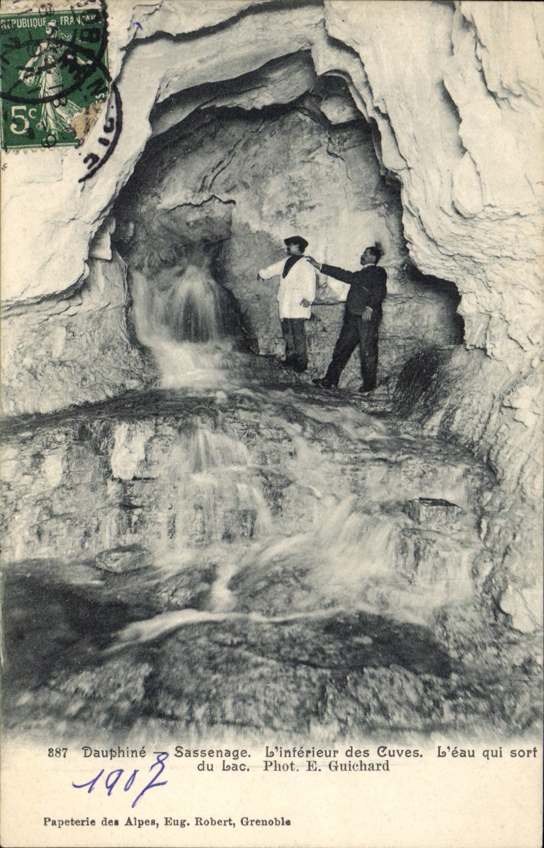 CPA Dauphine Sassenage L'interieur des cuves l'eau qui sort du lac 