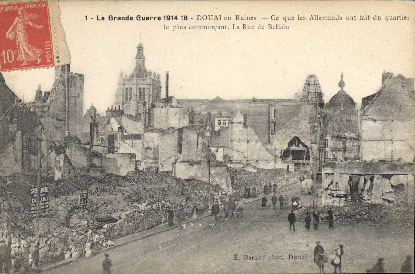 Douai en Ruines — Ce que les Allemands ont fait du quartier le plus commerçant. La Rue de Bellain — E. Baronn, phot. Douai