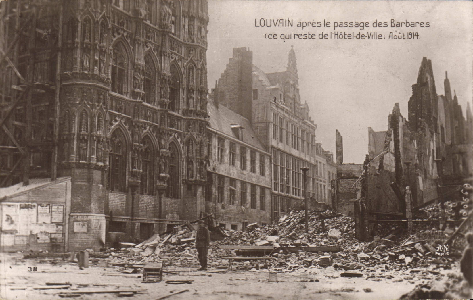 Louvain après le passage des Barbares — ce qui reste de l'Hôtel-de-Ville, Août 1914 — R.N. Paris, N° 38