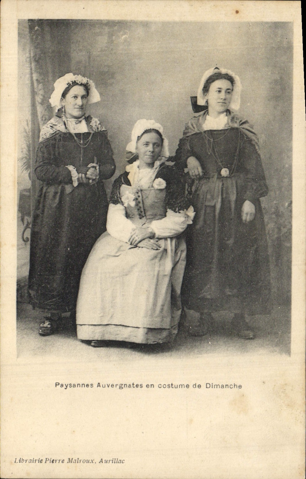 CPA Folklore Paysanne Auvergnetes en costume de Dimanche 