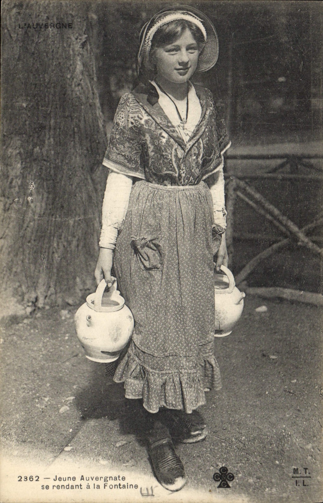 CPA Folklore L'Auvergne Jeune Auvergnate se rendant a la Fontaine 