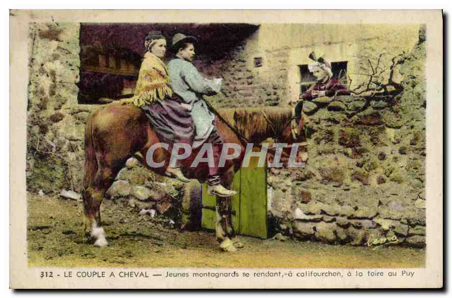 CPA Folklore Le couple a cheval Jeunes montagnards se rendant a califourchon a la toire au Puy Cheva