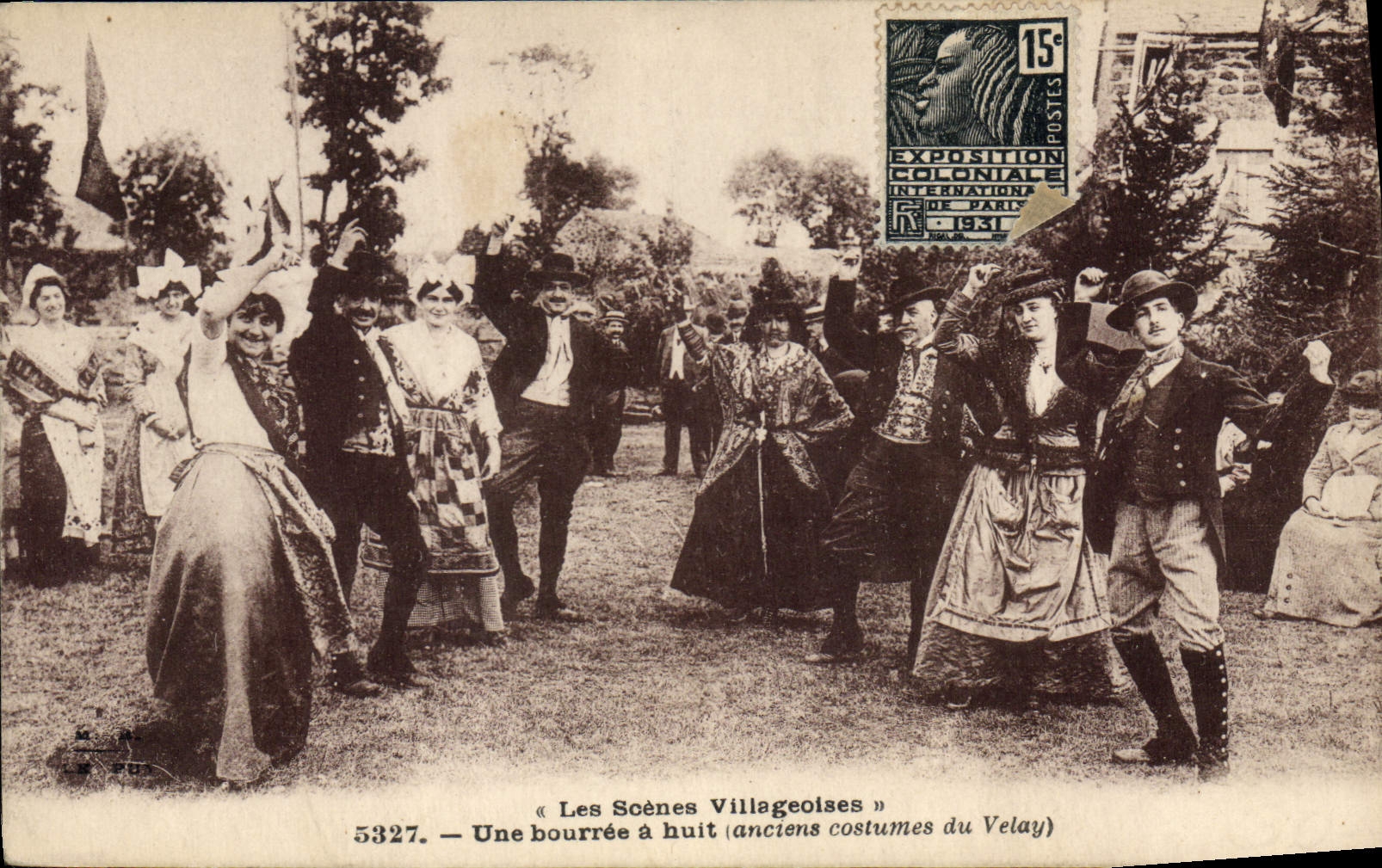 CPA Folklore Les Scenes villageoises une Bourree a buit anciens costume du Velay 