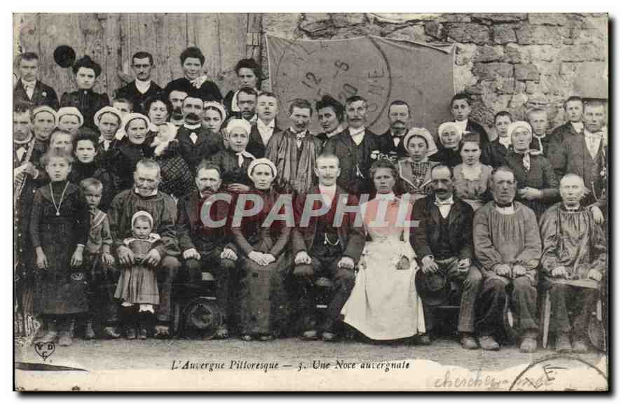 CPA Folklore L'Auvergne Pittoresque une noce Auvergnate Mariage