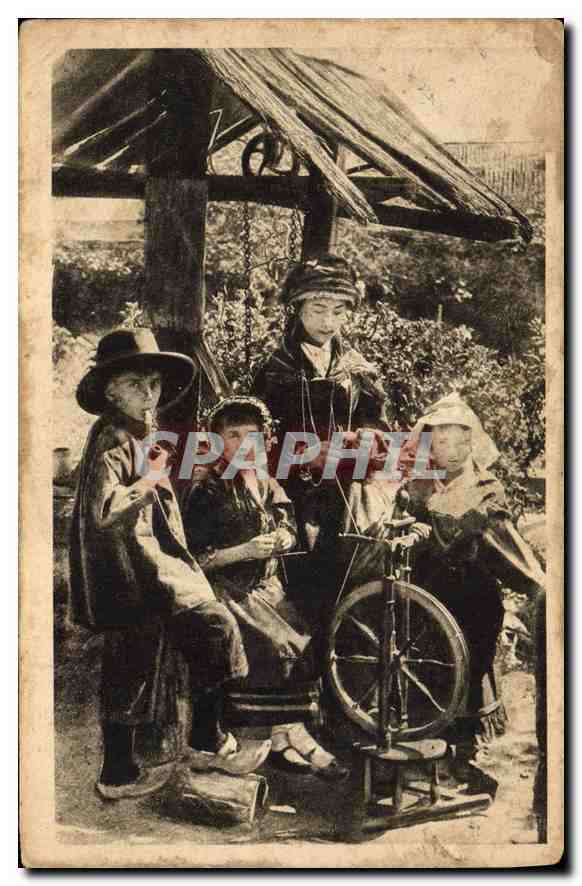 CPA Folklore Maurs la Jolie Cantal pres du vieux Puits 