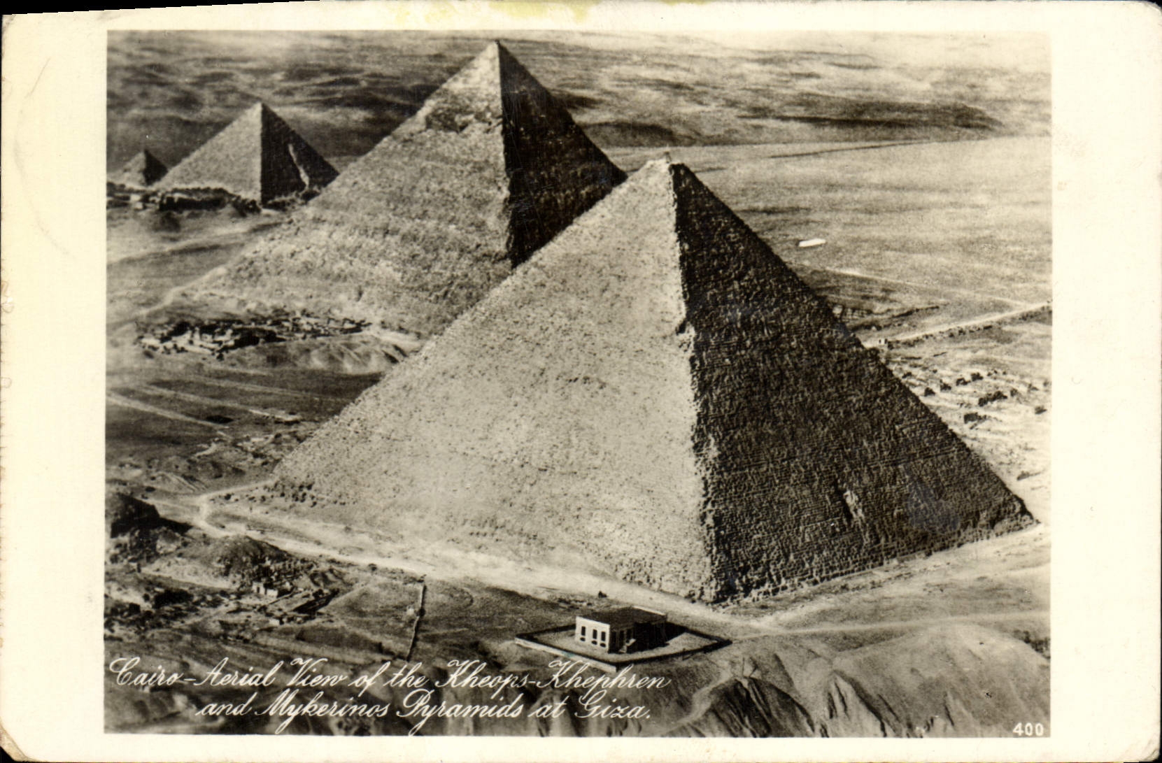 Cairo — Vue aérienne des pyramides de Khéops, Khéphren et Mykérinos à Gizeh — Ernst Landruck, n° 400