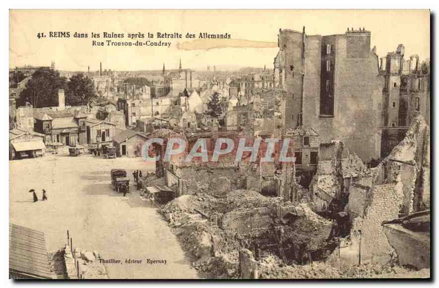 CPA Militaria Reims dans les Ruines apres la Retraite des Allmands rue Trouson du Coudray 