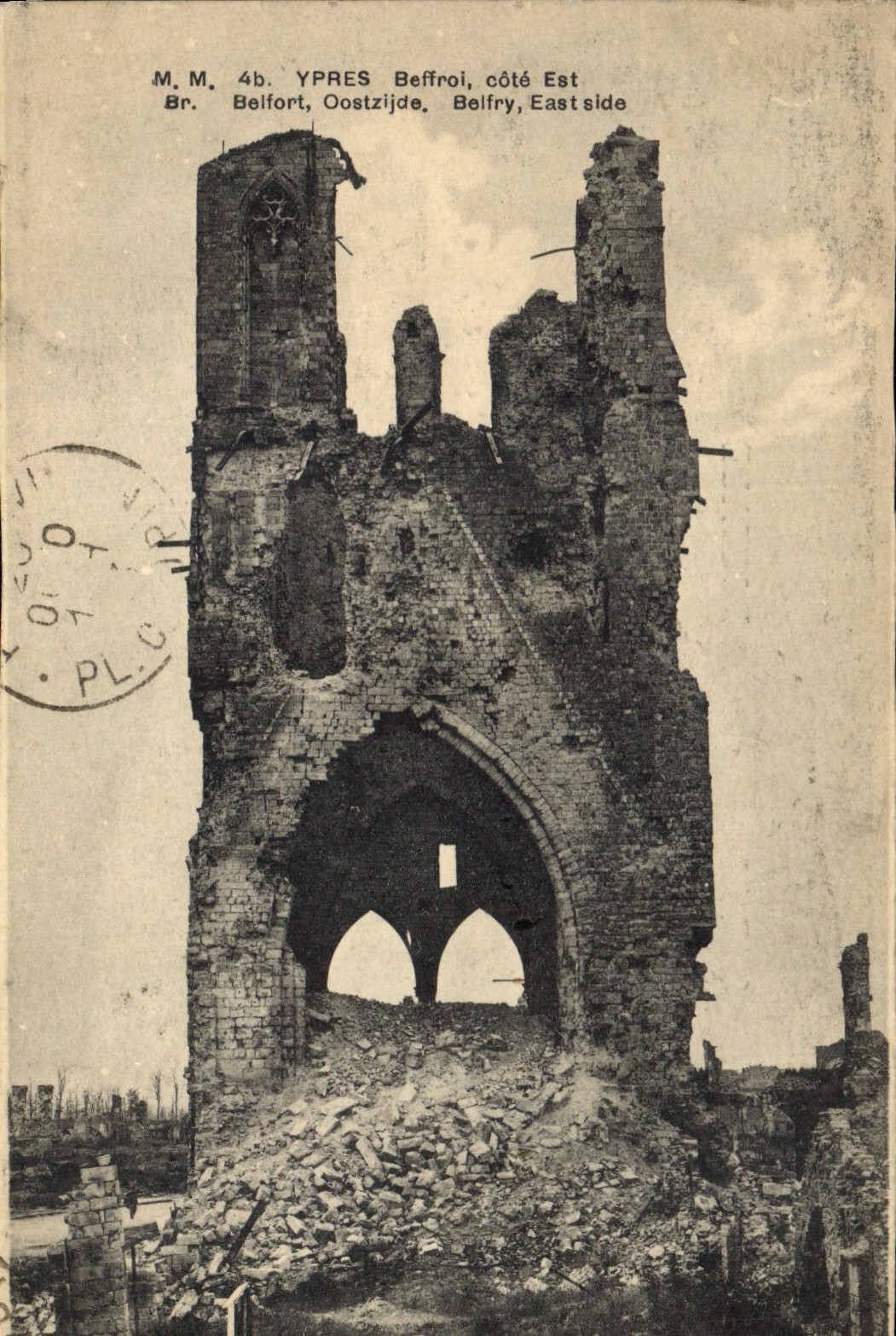 CPA Militaria Ypres beffroi cote Est 