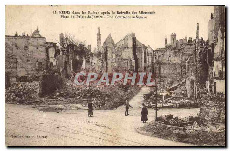 CPA Militaria Reims dans les Ruines apres la Retraite des Allemands Place du Palais de Justice 