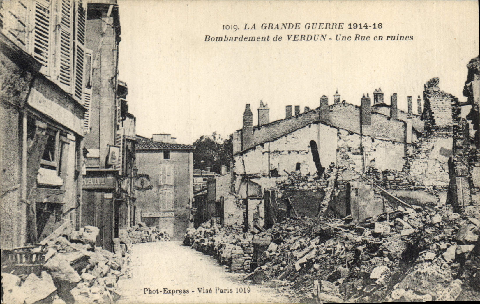 Verdun — Bombardement de Verdun — Une Rue en ruines — Phot-Express - Visé Paris 1019