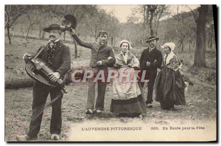 CPA Folklore L'Auvergne Pittoresque En Route pour la Fete 