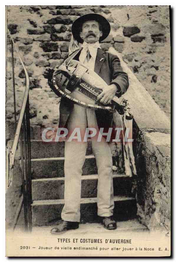 CPA Folklore Types et costumes d'auvergne Jouer de vielle andimanche por aller jouer a la Noce 