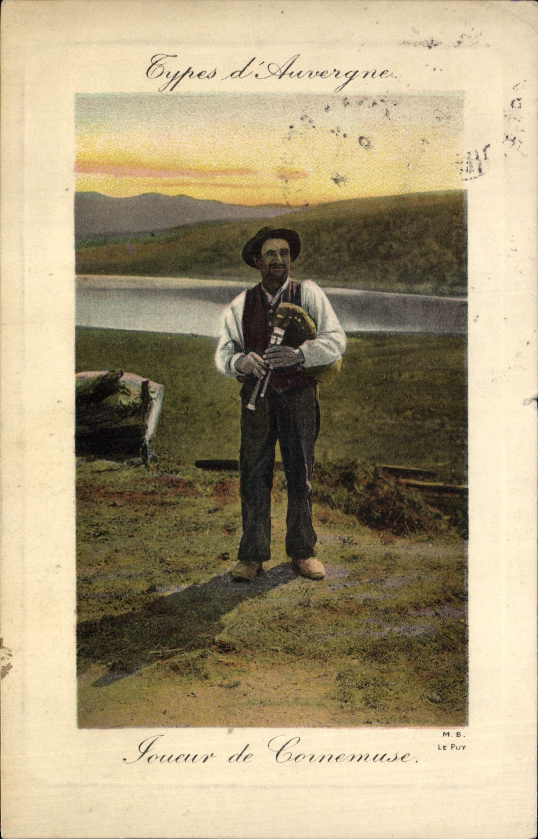 CPA Folklore Types D'Auvergne Joueur de Cornemuse